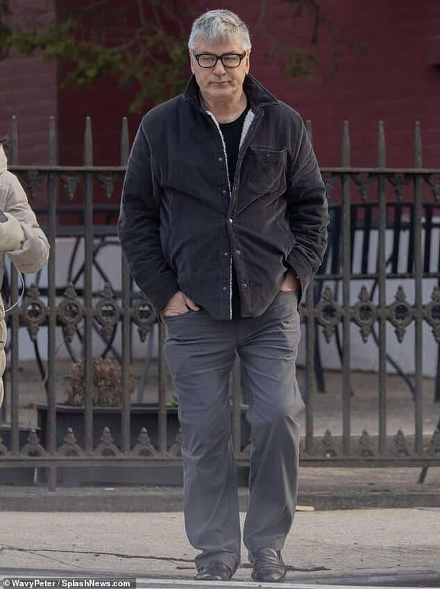 Суд над 66-летним Алеком Болдуином по обвинению в непредумышленном убийстве в результате смерти кинооператора Галины Хатчинс состоится в июле после того, как в пятницу судья отклонил ходатайство о прекращении дела; видел в феврале в Нью-Йорке