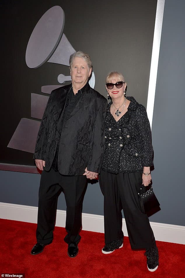 По сообщению ABC News, руководитель группы Beach Boys Брайан Уилсон, 81 год, получит опеку для ухода за его личными и медицинскими потребностями, постановил в четверг судья Верховного суда Лос-Анджелеса;  видел со своей покойной женой Мелиндой, которая умерла в январе в возрасте 77 лет в 2013 году.