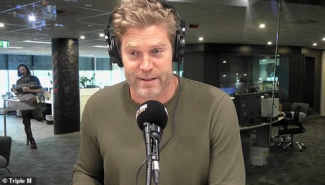 Крис рассказал во вторник в программе «Кайл и Джеки О» на канале KIIS FM, что, по его мнению, Роберт проделал «отличную» работу, но пошутил, что он «разочарован», что между ним и соведущей Джулией Моррис не было никакого флирта.