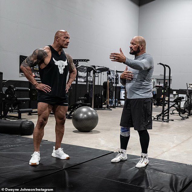 Марк (справа), которому сейчас 55 лет, помогает Джонсону — рестлеру WWE в третьем поколении — подготовиться к тому, чтобы изобразить его более аутентично, присоединившись к нему в его тренировочном лагере ММА, где он «полностью изучал игру, впитывая и изучая столько же». как могу, день за днем'