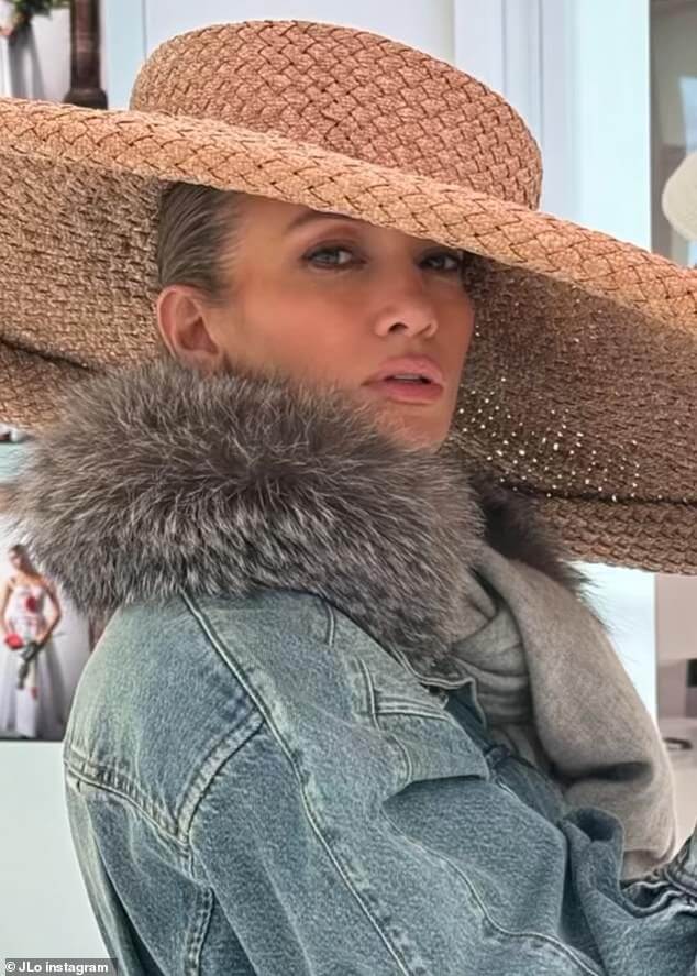 Дженнифер Лопес позировала в гигантской соломенной шляпе, наслаждаясь парижским отдыхом со своей подругой Лорен Райдингер, и поделилась фотографиями из поездки в среду.