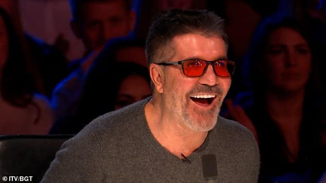 Фокусник из программы Britain's Got Talent воссоединил Саймона Коуэлла с той самой спортивной машиной, которой он владел три десятилетия назад, - Triumph TR6 1971 года.
