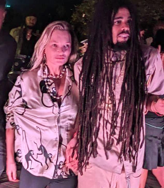 Появление на показе Gucci произошло всего через несколько часов после того, как в минувшие выходные в Турции появились снимки, на которых Кейт держится за руки с внуком звезды регги Боба Марли, 27 лет, в Турции, что заставило слухи поболтать о том, что с их восьмилетними отношениями не все в порядке.