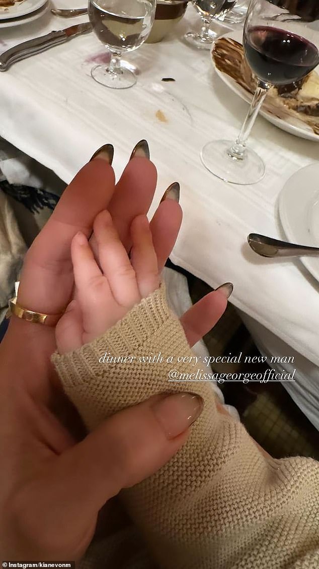 Австралийская актриса, проживающая во Франции, в воскресенье зашла в Instagram Stories, чтобы повторно опубликовать две свои фотографии, на которых она празднует это событие в ресторане в Париже.  На одной фотографии крупным планом изображен друг Мелиссы, держащий за руку ребенка.