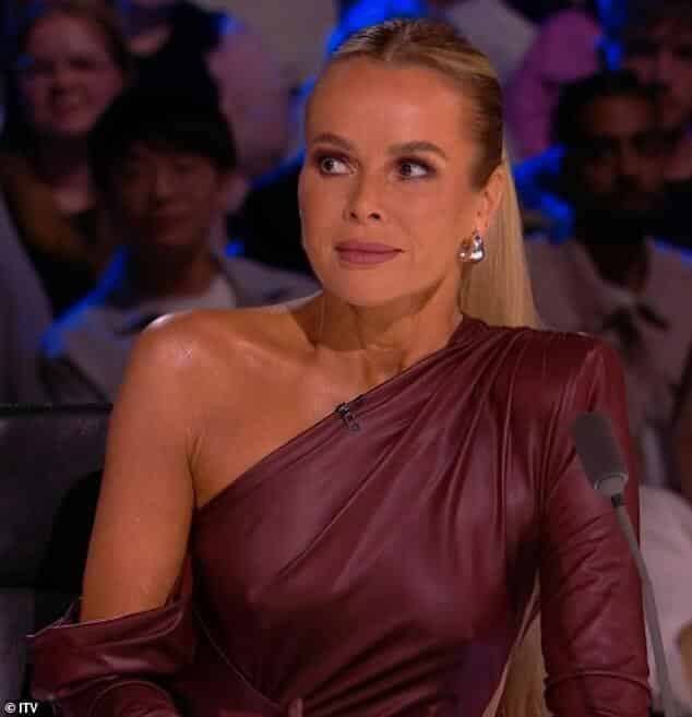 Аманда Холден привлекла внимание зрителей Britain's Got Talent во время первого полуфинала шоу в понедельник, когда она была одета в откровенное бордово-красное платье.