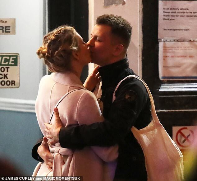 Рэйчел Райли и ее муж Паша Ковалев собрали вещи на КПК, выходя из London Palladium в субботу.