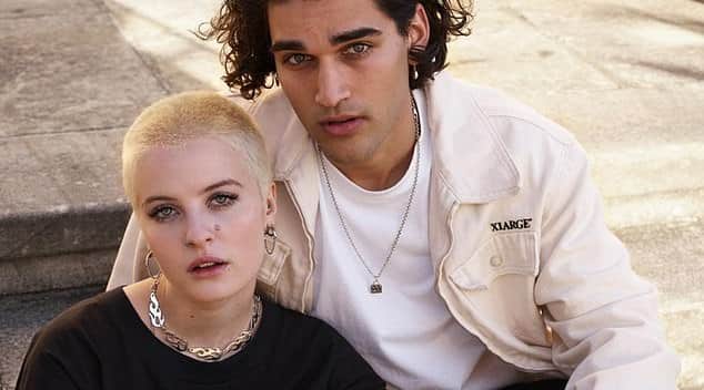 Netflix подтвердил, что его популярная австралийская подростковая драма «Школа разбитого сердца» продлена на третью и последнюю серию. На фото: два актера