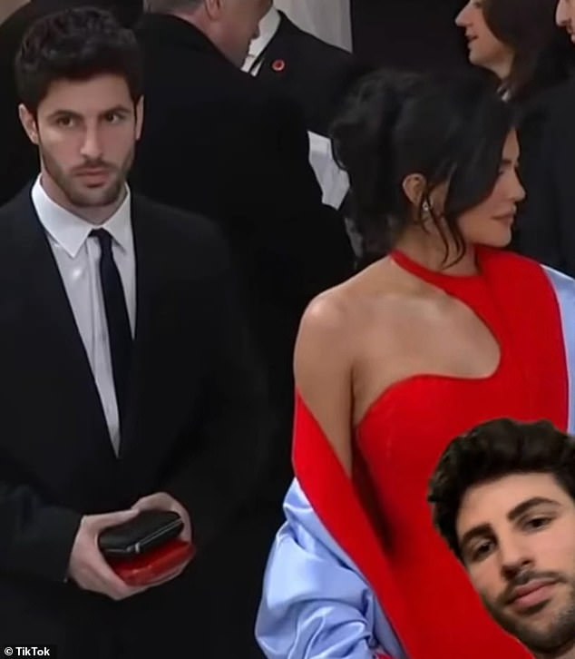 Касниги работал встречающим на Met Gala 2023 года, во время которого его суровый внешний вид быстро привлек внимание людей.
