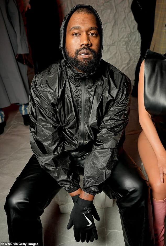 Глава администрации бренда Yeezy Канье Уэста Майло Яннопулос официально подал в отставку, сообщает TMZ;  Запад виден в феврале