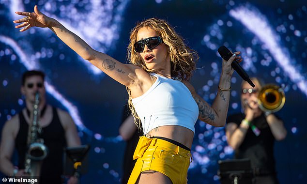 На выступлении Рита исполнила такие классические произведения, как «Your Song», а также дебютировала с песней «Ask And You Shall Get».