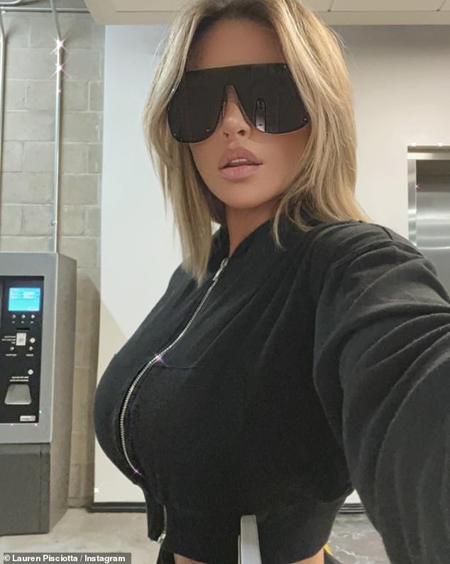 Пишотта на селфи, сделанном в офисе Yeezy/Gap в 2022 году, когда она там работала.