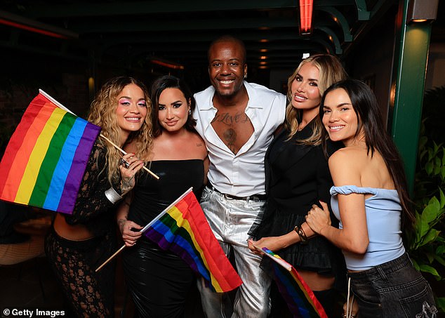 Британский певец присоединился к 31-летней Деми Ловато на ужине We Matter Pride Dinner в частной резиденции в Голливуде.