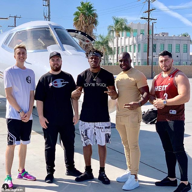В состав The Sidemen входят KSI, Саймон, Джошуа Брэдли, известный в сети как Zerkaa;  Тоби Браун, известный в сети как TBJZL;  Итан Пейн, известный в Интернете как Behzinga;  Викрам Барн, известный как Vikkstar123, и Гарри Льюис, известный как W2S.
