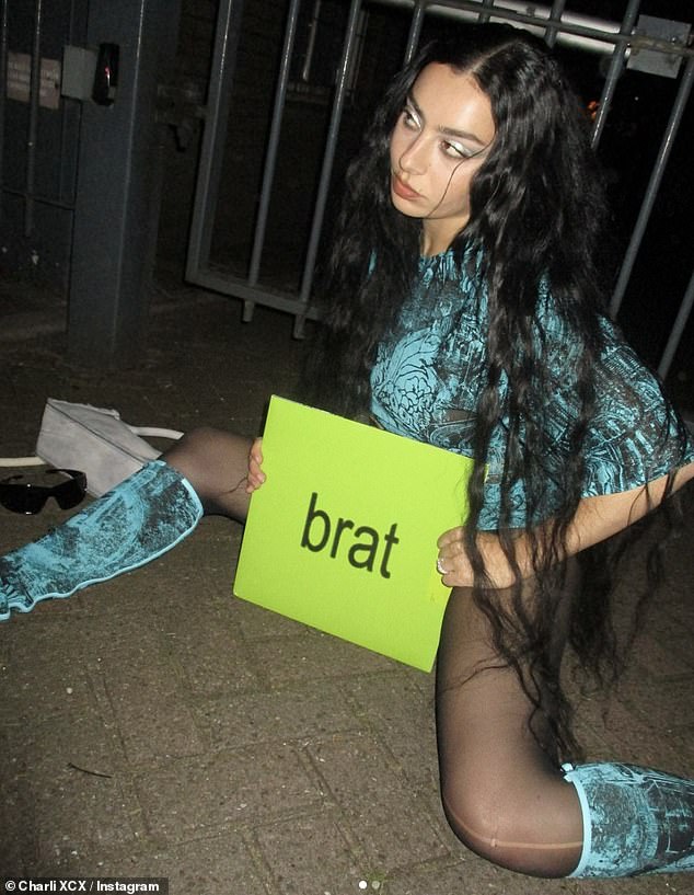 Чарли XCX выпустила свой новый альбом BRAT в пятницу, и, согласно агрегатору рецензий Metacritic, альбом получил признание на основе оценки 92 из 100 от 11 критиков.