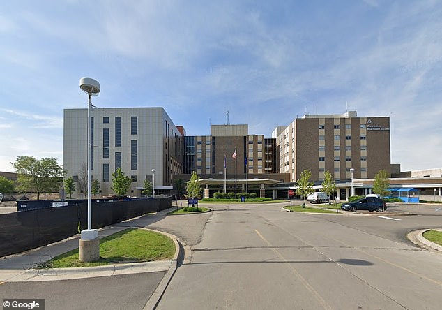 53-летний певец сообщил в среду, что подает в суд на больницу Ascension Macomb Oakland в Уоррене, штат Мичиган, после того, как они назвали его «бредовым».