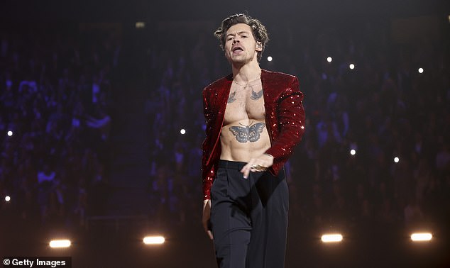 Гарри Стайлс, чей последний альбом Harry's House вышел в 2022 году, занимает девятое место.