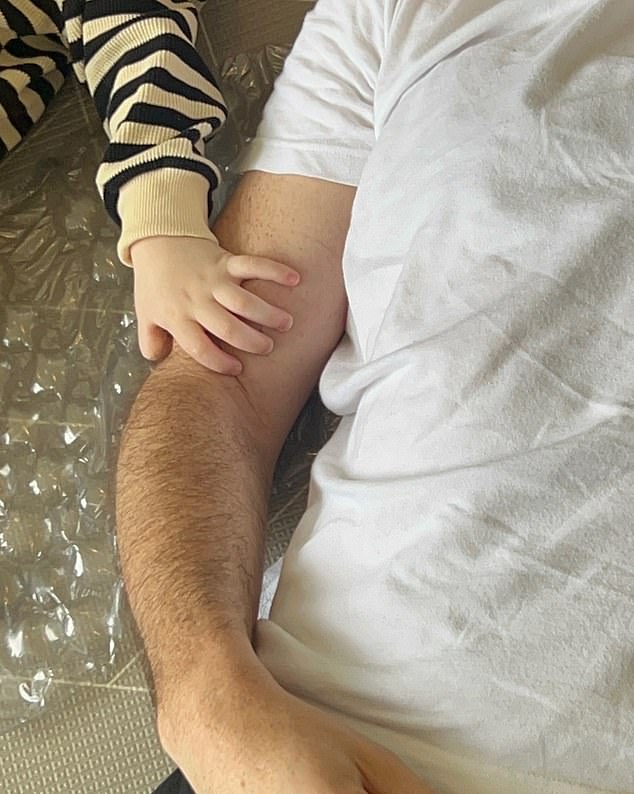 Он довольно быстро удалил фотографию и заменил ее двумя фотографиями, на которых они играют в пузырчатой ​​пленке, что фанаты сочли подозрительным.  «То, что он удалил это, более странно, чем то, что они поженились, если честно.  Как будто странно изо всех сил стараться скрыть, что вы поженились», — написал один из фанатов.