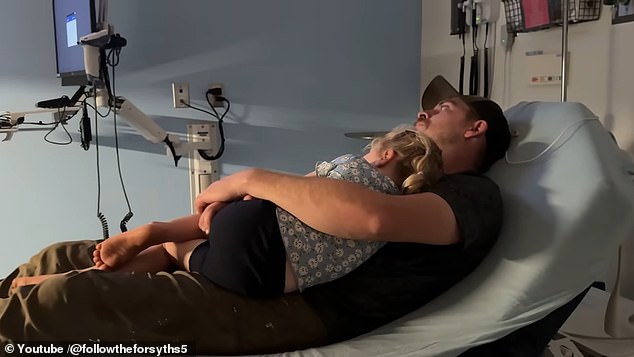 Форсайт был сфотографирован с одним из своих детей среди напряженной череды событий.