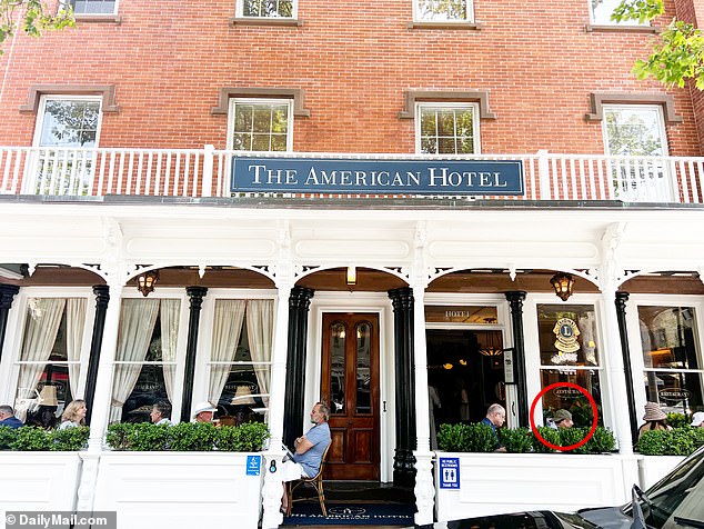 На снимке: Билли Джоэл замечен обедающим в отеле American Hotel на следующий день после ареста Тимберлейка.