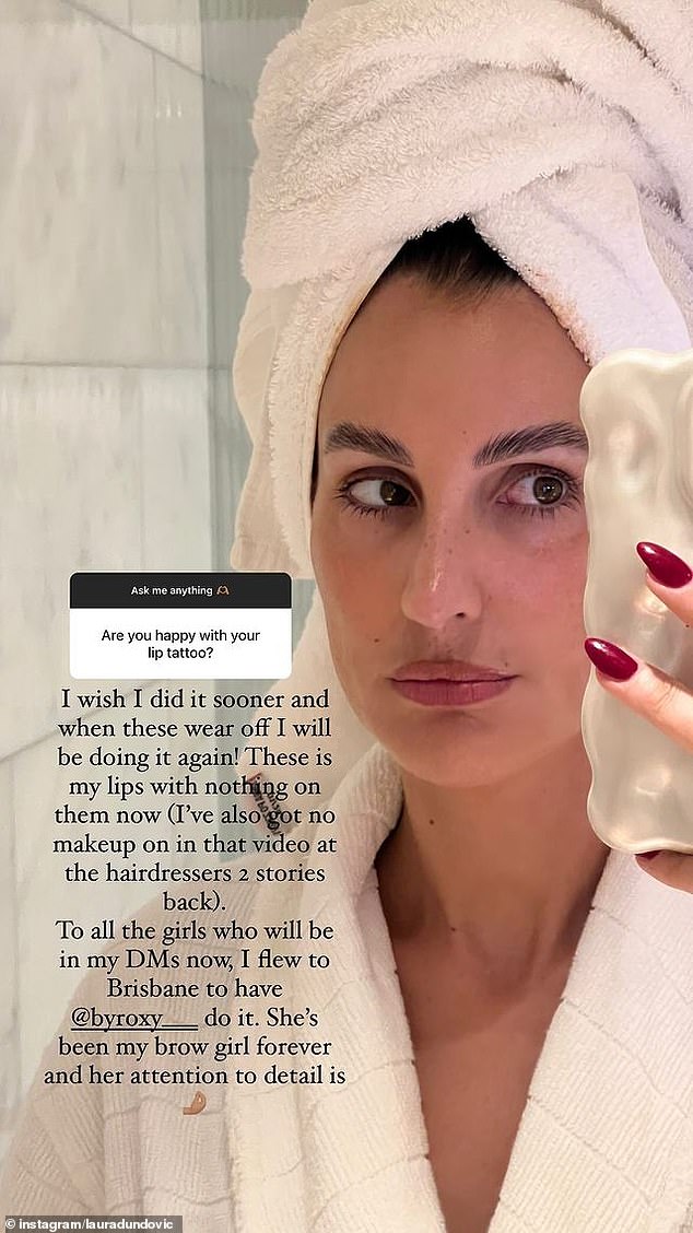 36-летняя австралийская модель поделилась в Instagram галереей сногсшибательных фотографий, демонстрирующих потрясающий конечный результат ее недавней татуировки на губах.  Процедура, также известная как румяна для губ, включает в себя нанесение пигмента на губы, чтобы улучшить их цвет и форму.
