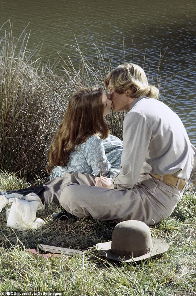 Легендарная 60-летняя актриса, сыгравшая Лору Ингаллс в сериале 1974–1983 годов, снимала романтическую сцену со своим телевизионным мужем Дином Батлером, которому сейчас 67 лет, когда ее мать, Барбара Абелес, начала рыдать возле съемочной площадки.