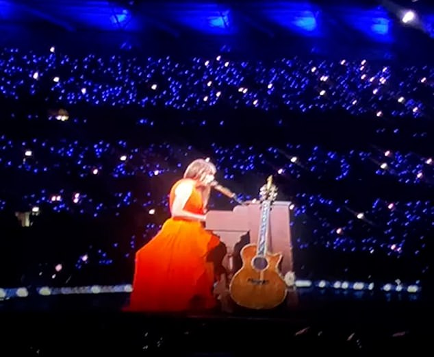 Более 90 000 Swifties собрались на стадионе «Уэмбли», чтобы увидеть, как 34-летняя американская суперзвезда исполняет пять песен в двух неожиданных коллажах во время «сегмента-сюрприза» шоу.