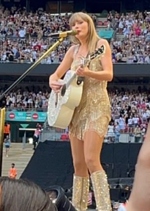 Тейлор поет свою песню Fearless перед большой толпой на Уэмбли.