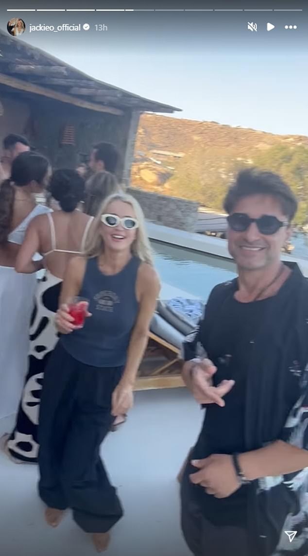 В одном клипе видно, как красавица-блондинка ведет задушевную беседу с красавчиком-гостем на танцполе.