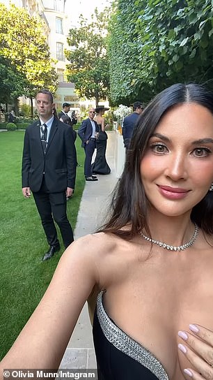 Она добавила: «Спасибо за драгоценности и телохранителя @bucherer».