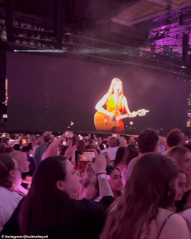 «Живём в наших самых смелых мечтах, спасибо @taylorswift #taylorswift #swifties», — написала Сальма в соцсети.