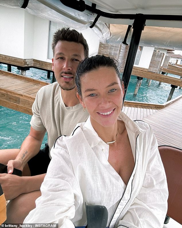 36-летняя звезда «Холостяка» поделилась галереей фотографий со своей «луны помолвки» со своим женихом, швейцарским футболистом Бенджамином Зигристом, на Мальдивах.