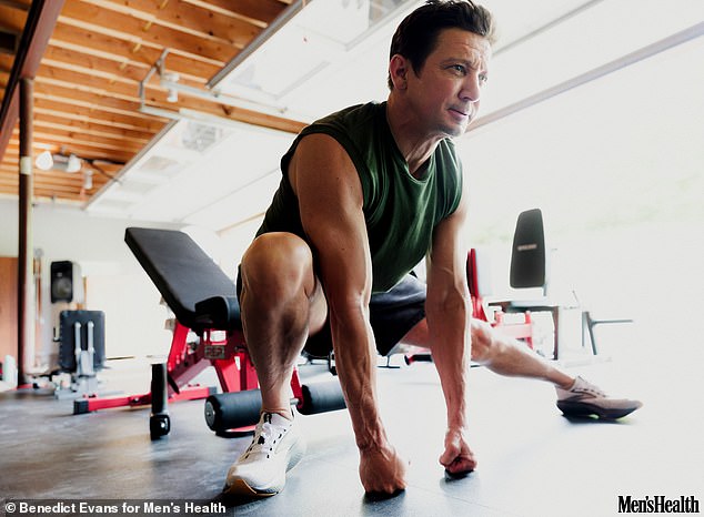 В недавнем интервью журналу Men's Health он рассказал: «Он волнообразный, потому что у него четыре секции шин с металлическими гусеницами — он тянет его, как танк».  Я помню каждое движение.  Я помню, как моя голова треснула об эту штуку, и она просто давила на меня — это именно то, что вы думаете.  Неподвижный объект и сокрушительная сила, и что-то должно уступить»