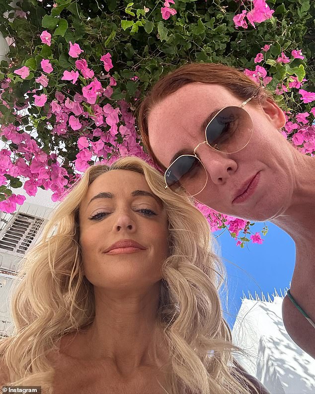 Джеки также поделилась селфи со своей лучшей подругой Джеммой О'Нил и живописными снимками Миконоса, когда она документировала отпуск своих девочек.