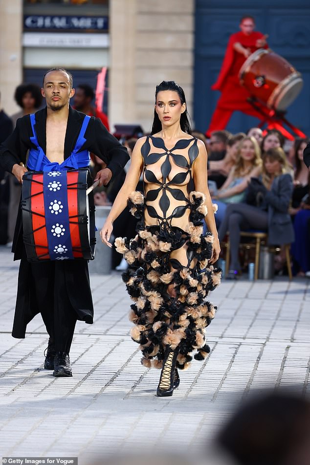 В воскресенье Перри дебютировала на подиуме, приняв участие в показе Vogue World в шокирующем прозрачном платье.