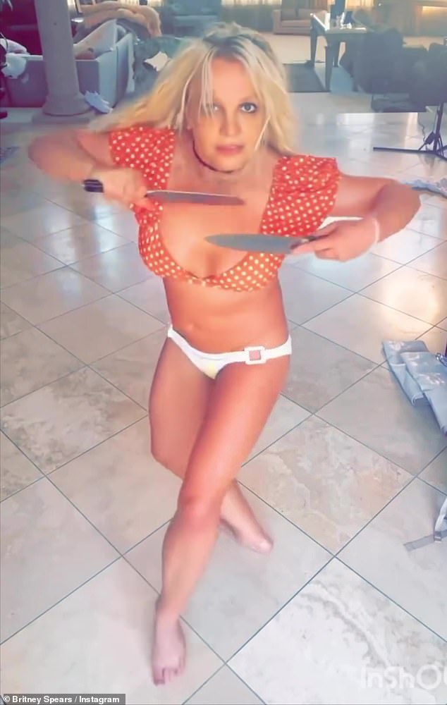 В сентябре прошлого года поп-звезда опубликовала в Instagram видео, на котором она подпевает мелодии с ножами в руках.