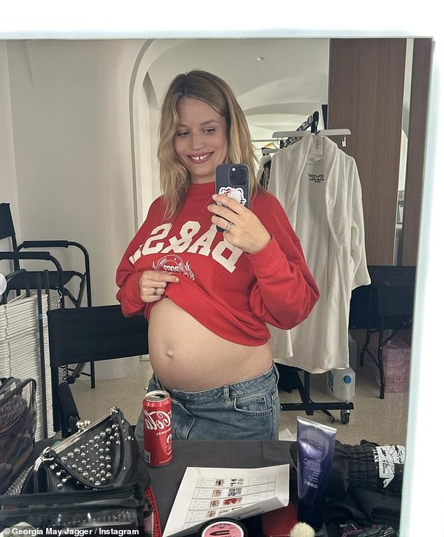 Ранее в тот же день она поделилась множеством очаровательных снимков в Instagram.
