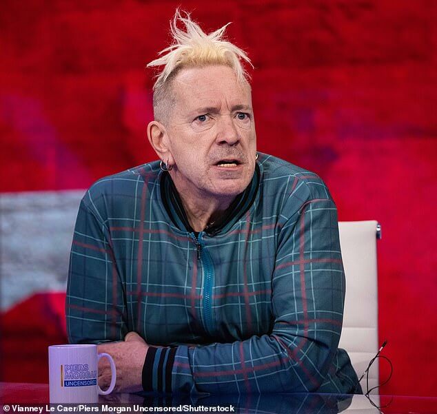 Говорят, что Джон Лайдон в ярости после того, как Sex Pistols объявили о воссоединении в Instagram в прошлый понедельник, когда фронтмена заменил другой певец (на фото Джон в 2022 году).