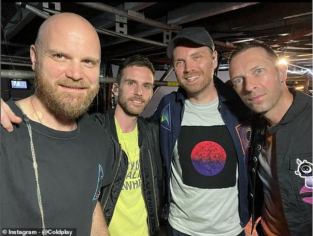 Coldplay были хедлайнерами фестиваля Glastonbury в 2002, 2005, 2011 и 2016 годах. Крис с (слева направо) Уиллом (46 лет), Гаем (45 лет) и Джонни (46 лет) в феврале