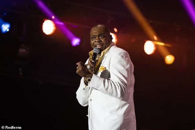 Всего через день после того, как певец Four Tops Александр Моррис подал иск против мичиганской больницы за расовую дискриминацию, он раскрывает новые подробности этой встречи.