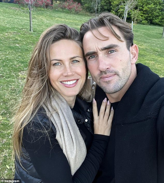 Макс начал официально встречаться с Вейл в Instagram в ноябре, разместив на своей странице в Instagram множество любимых снимков с ними обоими (на фото)