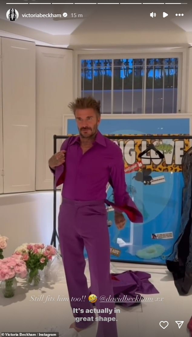 На видео, опубликованном в Instagram Stories Виктории, видно, как Дэвид с трудом влезает в свой фиолетовый костюм и задыхается, когда его жилет, кажется, рвется.