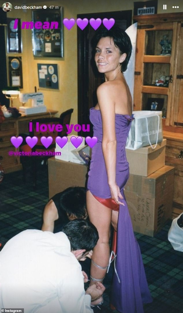 'Я имею в виду [purple heart emoji]«... Я люблю тебя @victoriabeckam», — подписал Дэвид фотографию своей жены, которой примеряют туфли в день свадьбы.
