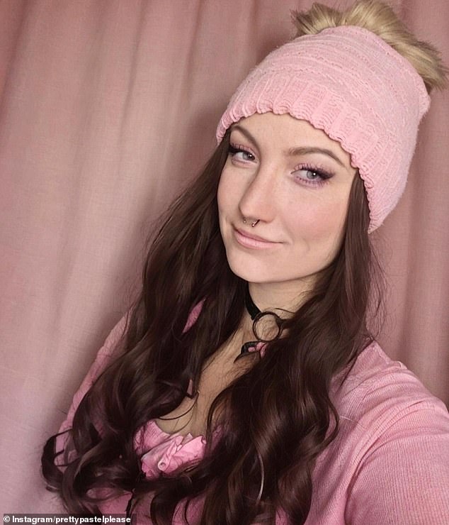 За Алекс следили почти 700 000 человек на YouTube, где она выкладывала видеоролики о своих путешествиях и показывала, как она пробует модные и бьюти-новинки.