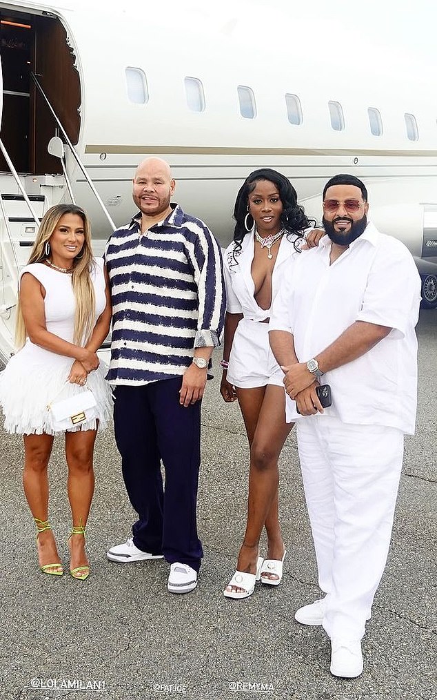 (справа налево) DJ Khaled, Remy Ma и Fat Joe позируют с женой Джо Лореной Картахеной перед частным самолетом, который должен был доставить их в Хэмптонс
