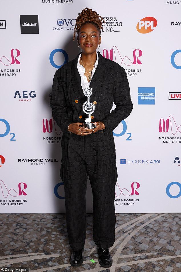 На церемонии Кэт Бернс получила премию New Music Award