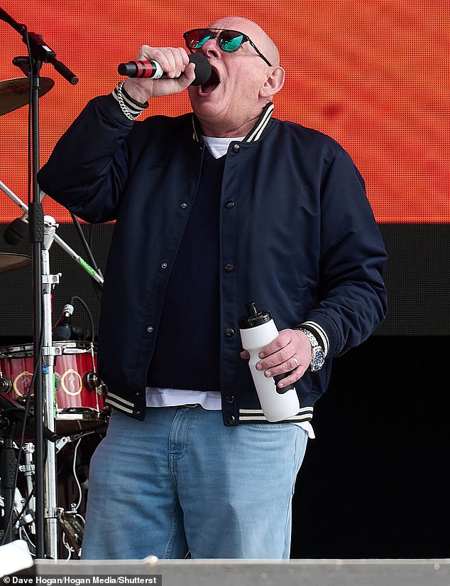 В субботу также выступила группа Black Grape Шона Райдера, которая исполнила свои хиты с бутылкой воды в руке.