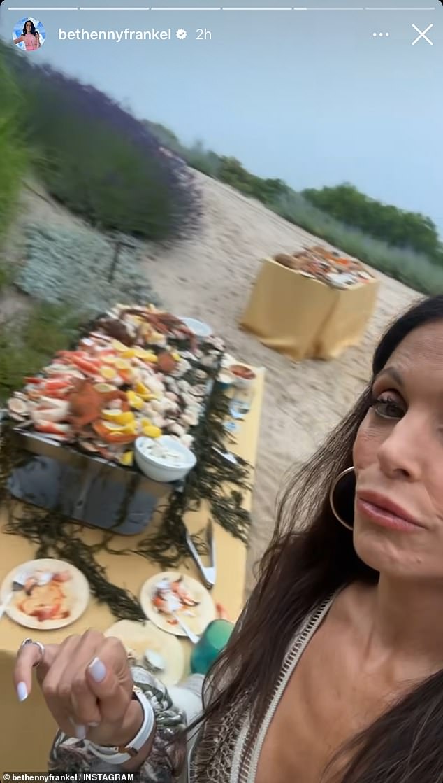 В тот же день она опубликовала в своих историях в Instagram видеоролик, на котором она запечатлена на пляжной вечеринке.