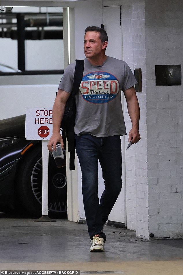 Звезда «Армагеддона» сохранила непринужденный образ в жаркий день в Южной Калифорнии, надев футболку и джинсы.
