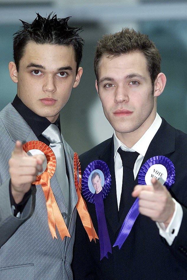 Гейтс, занявший второе место в первом сезоне шоу талантов ITV Pop Idol в 2002 году (на фото слева, с Уиллом Янгом справа), сказал, что он был «рад» тому, что заикался, когда обрел известность
