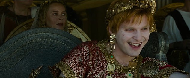 Фред Хечингер играет соправителя императора Каракаллу, роль, изначально предложенная Барри Кеогану.